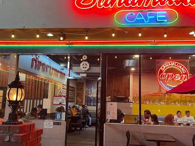 Sanamluang Cafe Hollywood